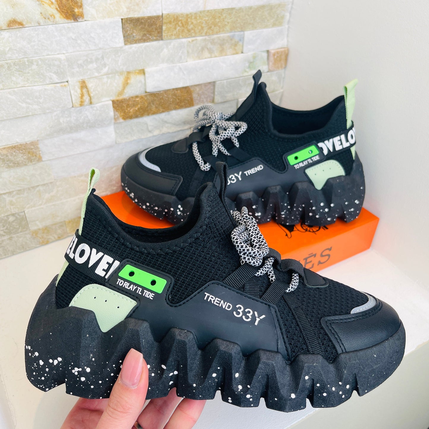 YY92 Black Sneaker