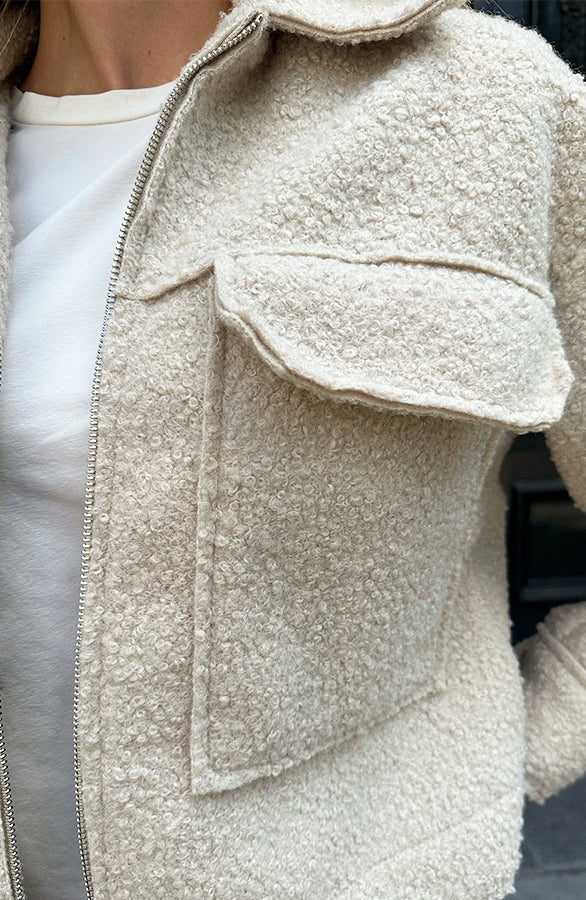 BOUCLE JACKET MET RITS BEIGE