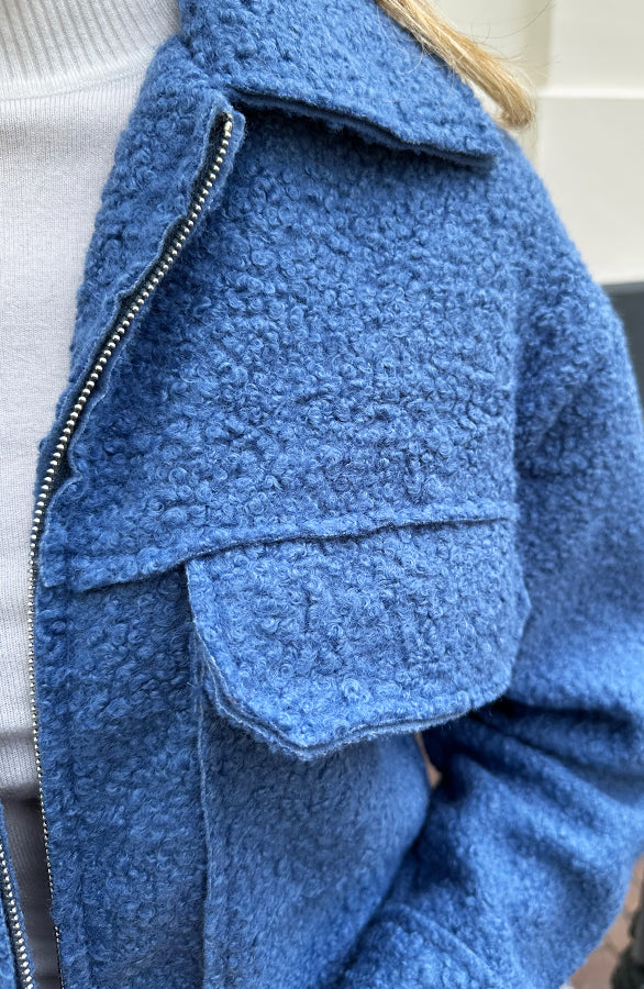 BOUCLE JACKET MET RITS JEANS BLAUW