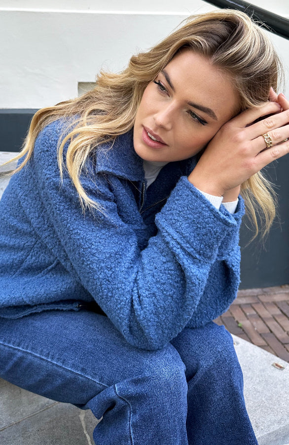 BOUCLE JACKET MET RITS JEANS BLAUW