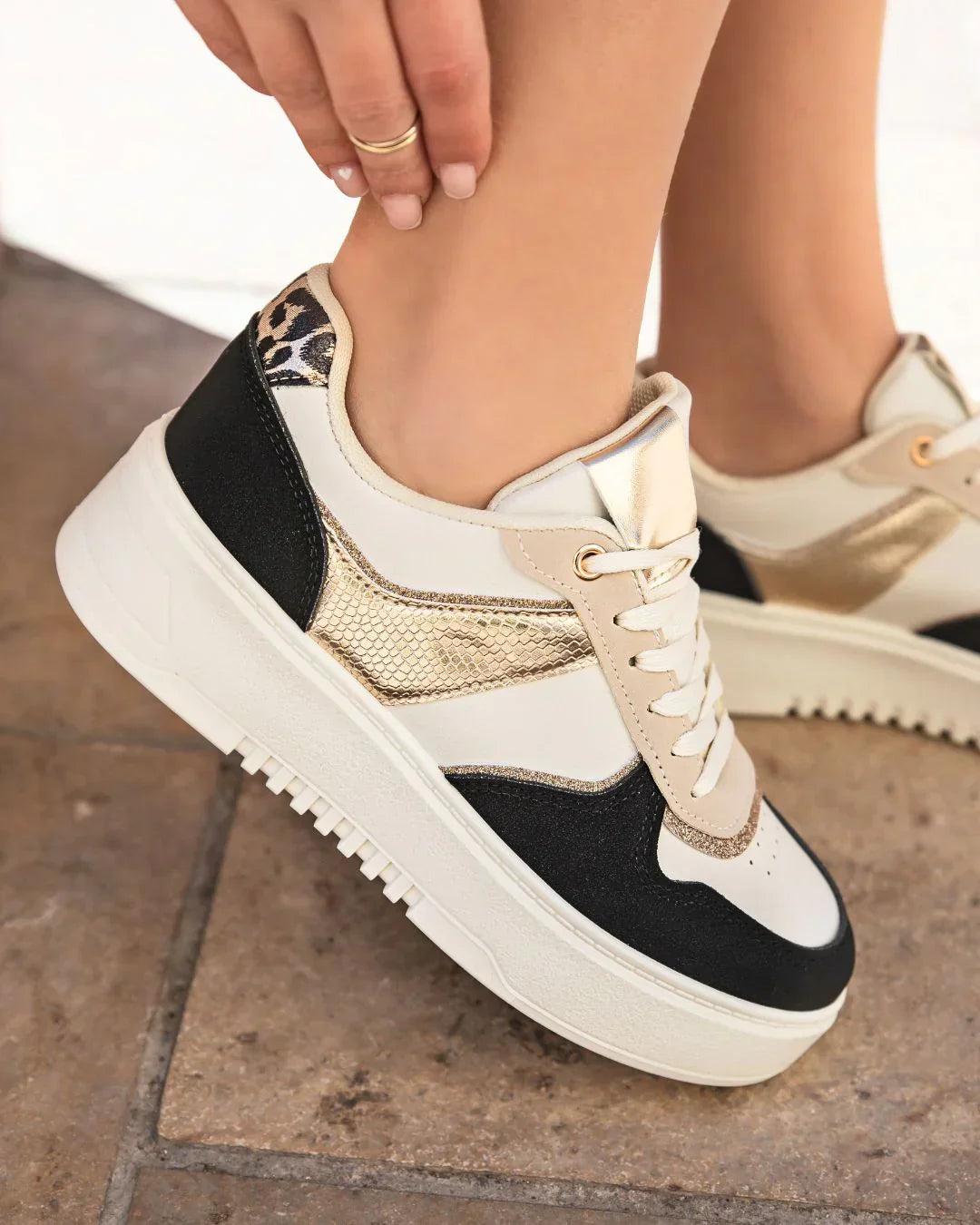 2165 Black Sneaker