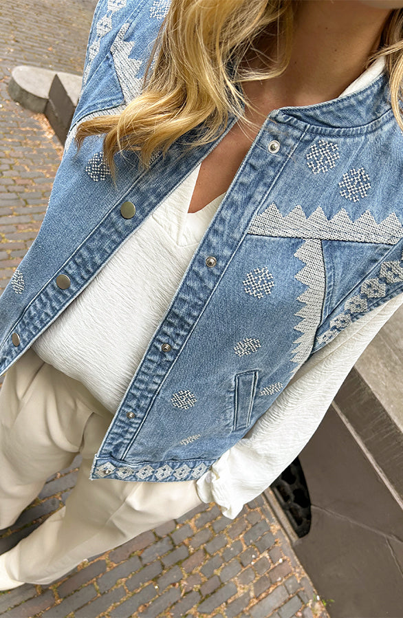 EMBROIDERY DENIM GILET SCHOUDERDETAIL
