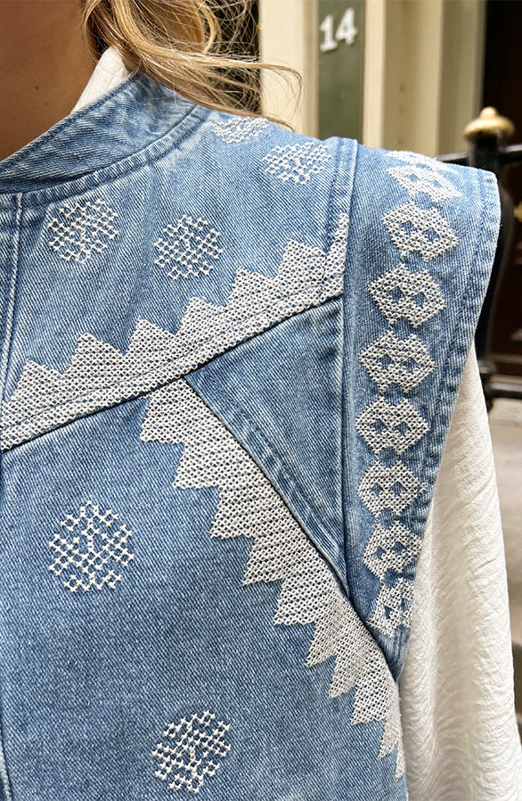 EMBROIDERY DENIM GILET SCHOUDERDETAIL
