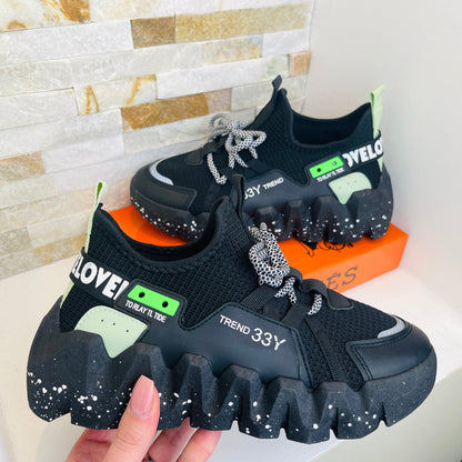 YY92 Black Sneaker